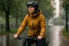Droog, comfortabel en stijlvol fietsen met de AGU regenjas voor dames
