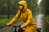 Stijlvol, waterdicht en ademend: de ideale regenjas voor dames op de fiets