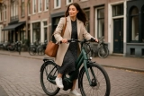 Stijlvol de stad door met een hippe elektrische damesfiets die bij jouw look past